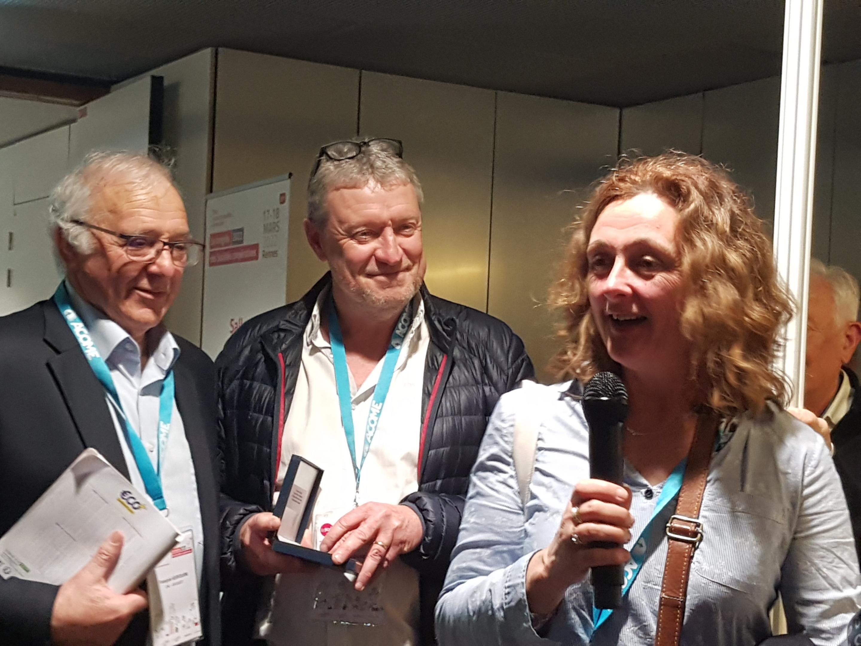 Remise de la médaille de la coopération aux responsables des Scop centenaires. Présents, François Kerfourn, Alain Le Jeune, gérant de la Scop Union des Ouvriers Couvreurs (UDOC), créée en 1894 et Corinne Le Coz, gérante de La Laborieuse, créée en 1905. Les médailles ont été remise par Serge Boureau, président de l’Union Régionale des Scop et Scic de l’Ouest et Odile Clément, présidente de l’Union Sociale des Scop et des Scic.
